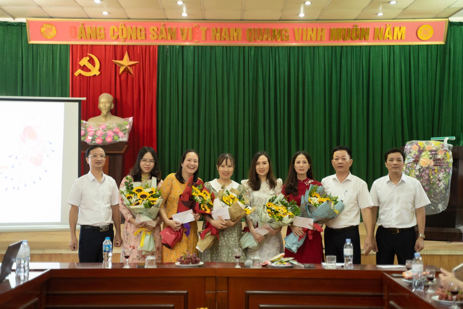 Xí nghiệp Dịch vụ Điện lực Hưng Yên tổ chức chào mừng kỷ niệm Ngày Phụ nữ Việt Nam 20/10 và chúc mừng các đồng chí có sinh nhật trong Quý 4